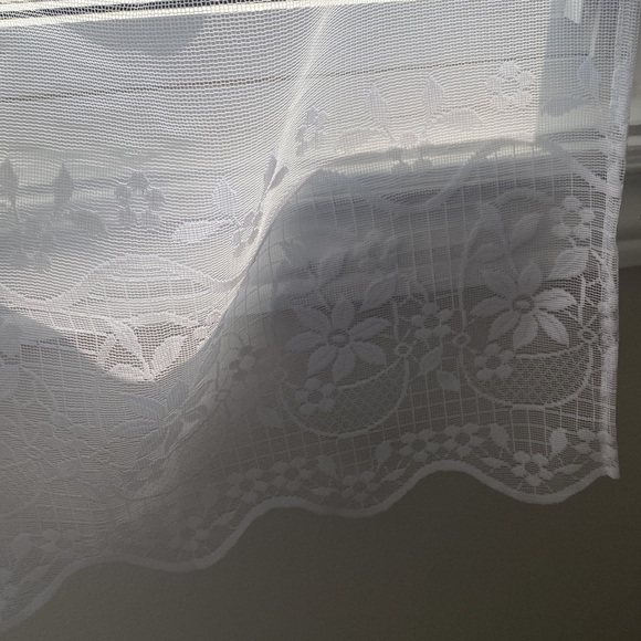 Lovely Patterned White Lace Courtains - Picture 3 of 3